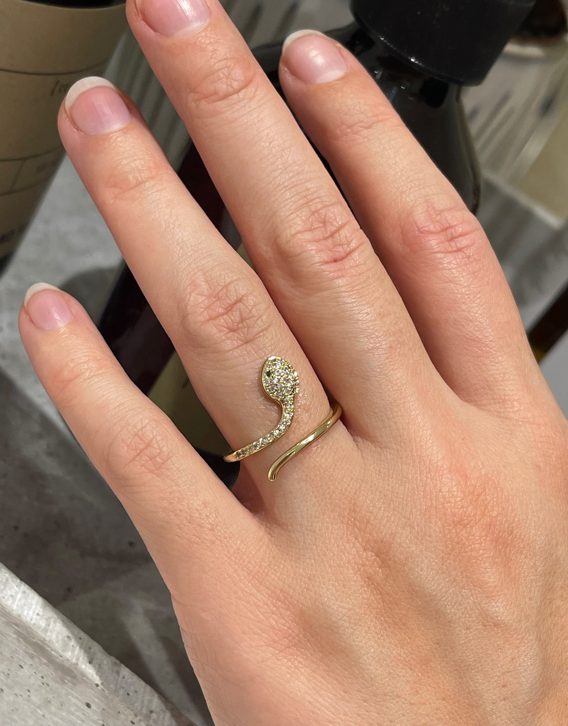 Snakey guld ring med små zircon sten.  Elegant ring i guld formet som en slange, der snor sig om fingeren. Ringen er i et skinnende look med små zircon sten.
