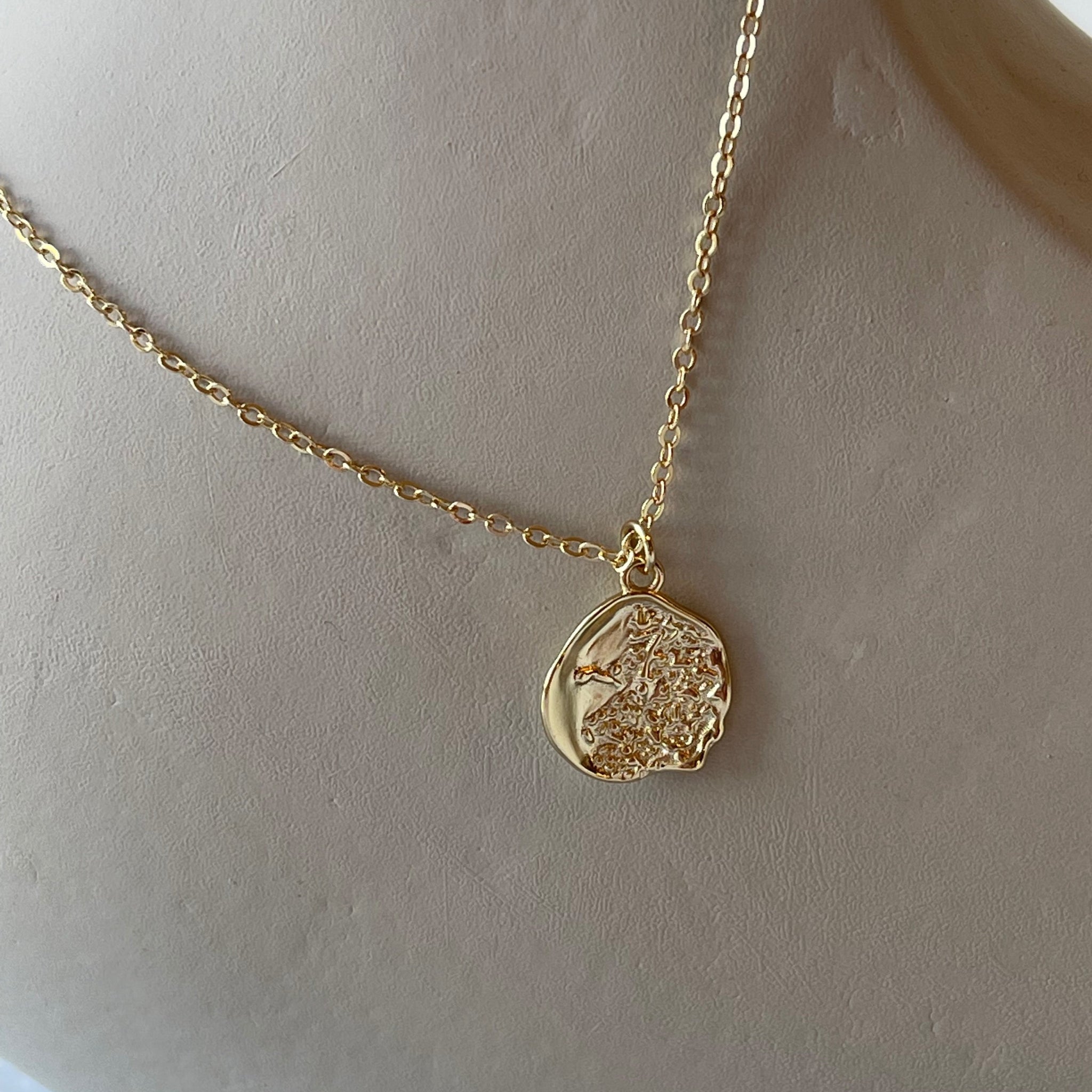 Aurora halskæde i guld.   Guld halskæde med vedhæng i et unikt design.  Materiale: S925 sterling sølv, guldbelagt Størrelse: 45 cm - kæden er justerbar