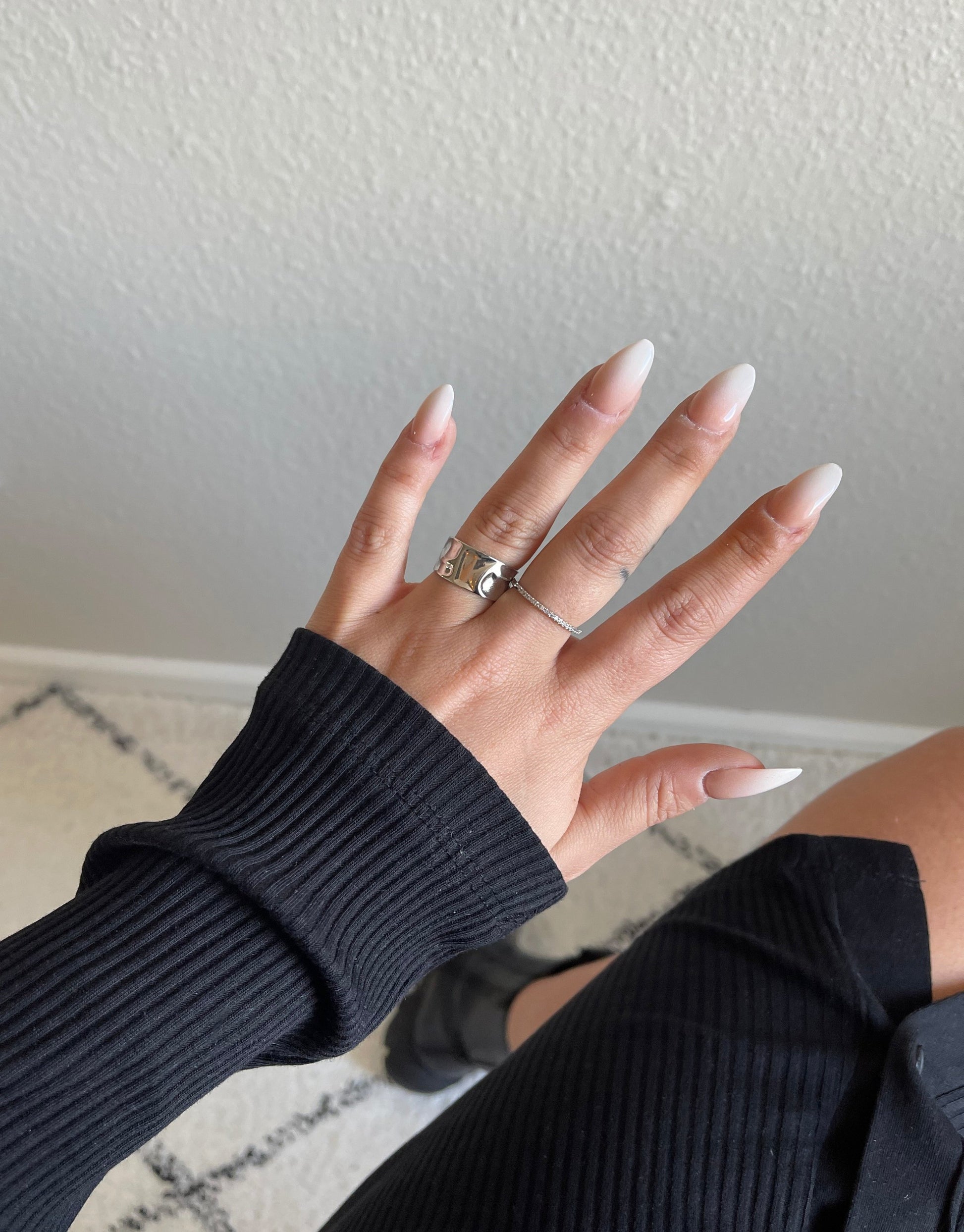 Alva ring i sølv. Smukt og unikt minimalistisk design.